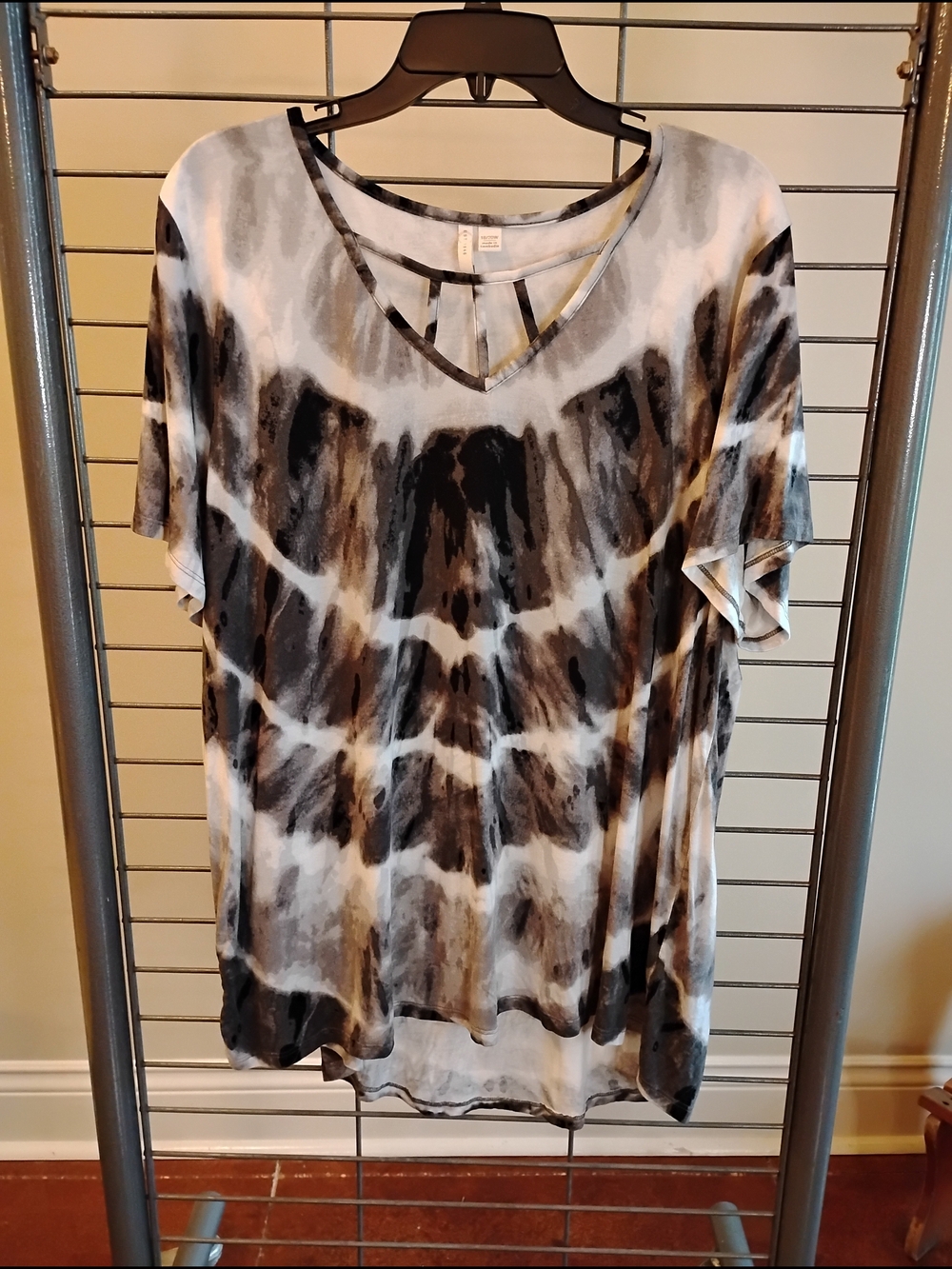 V-Neck Short Sleeve Tie-Dye Tee in Black and Gray Size 18/20W